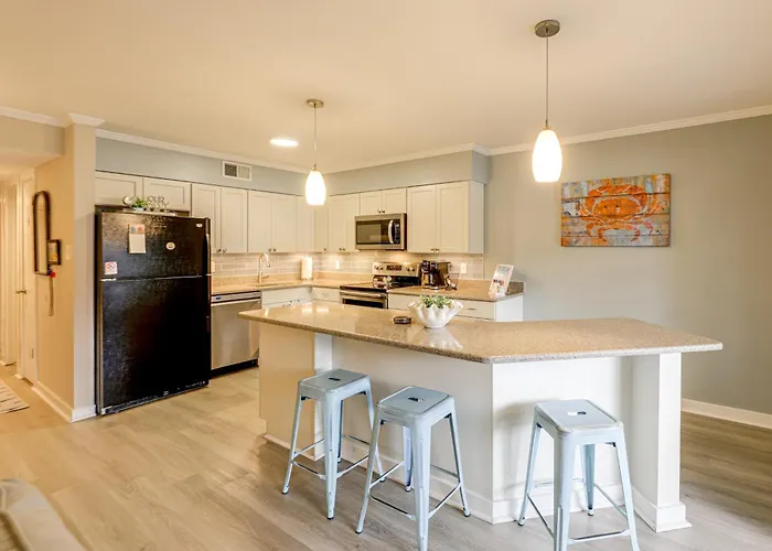 Unwind Poolside, Walk To Shore! Ocean Getaway Holiday home *