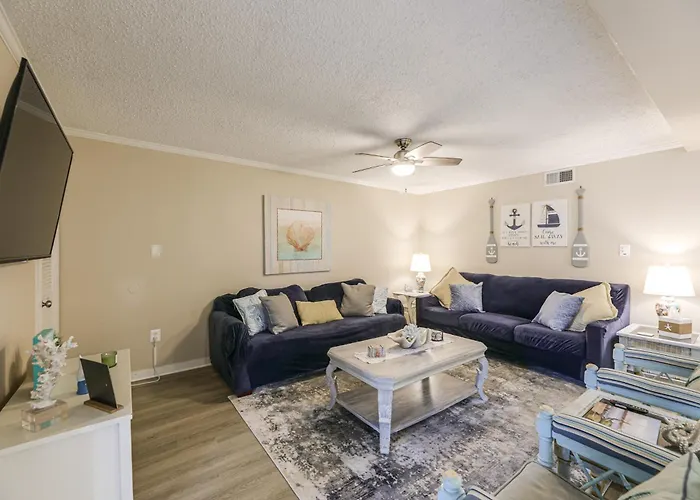 Unwind Poolside, Walk To Shore! Ocean Getaway Holiday home *