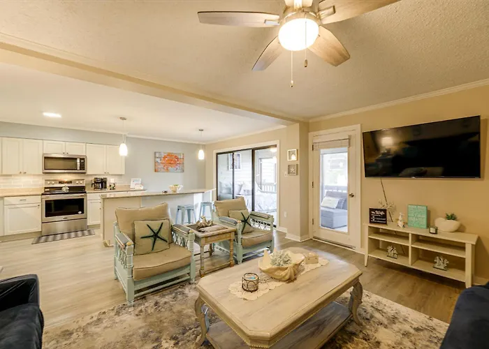 Holiday home Unwind Poolside, Walk To Shore! Ocean Getaway *