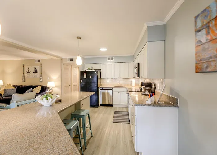 Unwind Poolside, Walk To Shore! Ocean Getaway Holiday home *