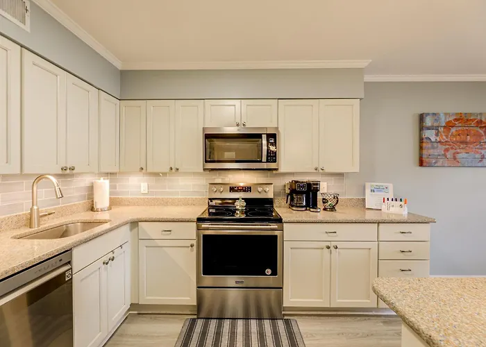 Unwind Poolside, Walk To Shore! Ocean Getaway Holiday home *