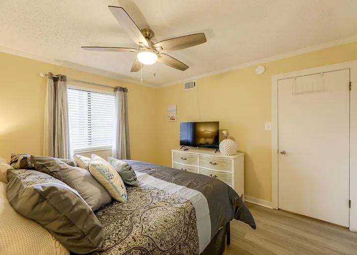 Holiday home Unwind Poolside, Walk To Shore! Ocean Getaway