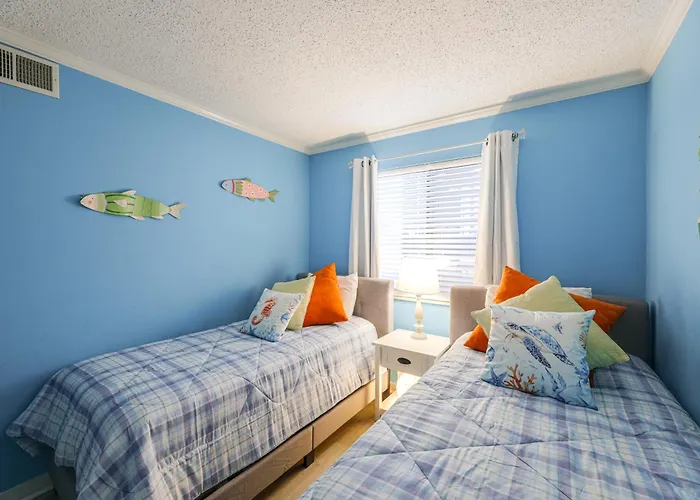Unwind Poolside, Walk To Shore! Ocean Getaway Holiday home